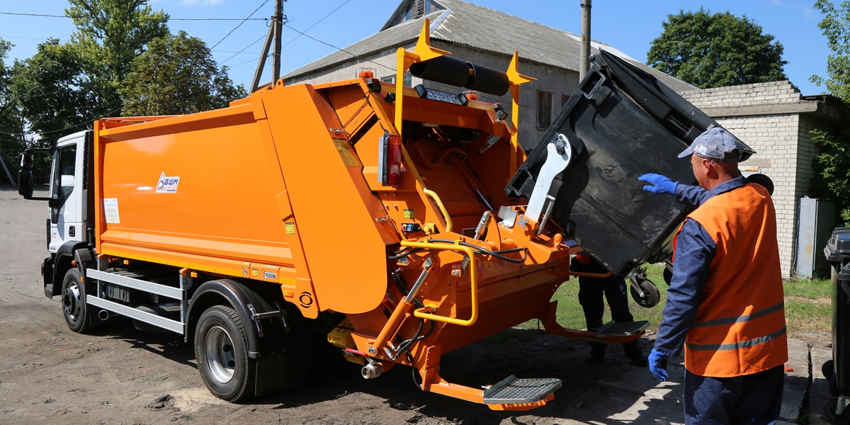 Thanks to a new garbage truck, the Snovska community in Chernihiv Oblast will expand the area of service provision

