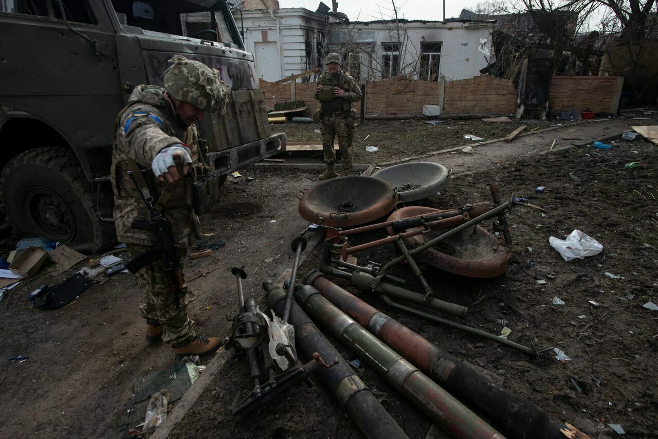 Залишки російських мінометів на Привокзальній площі Тростянця