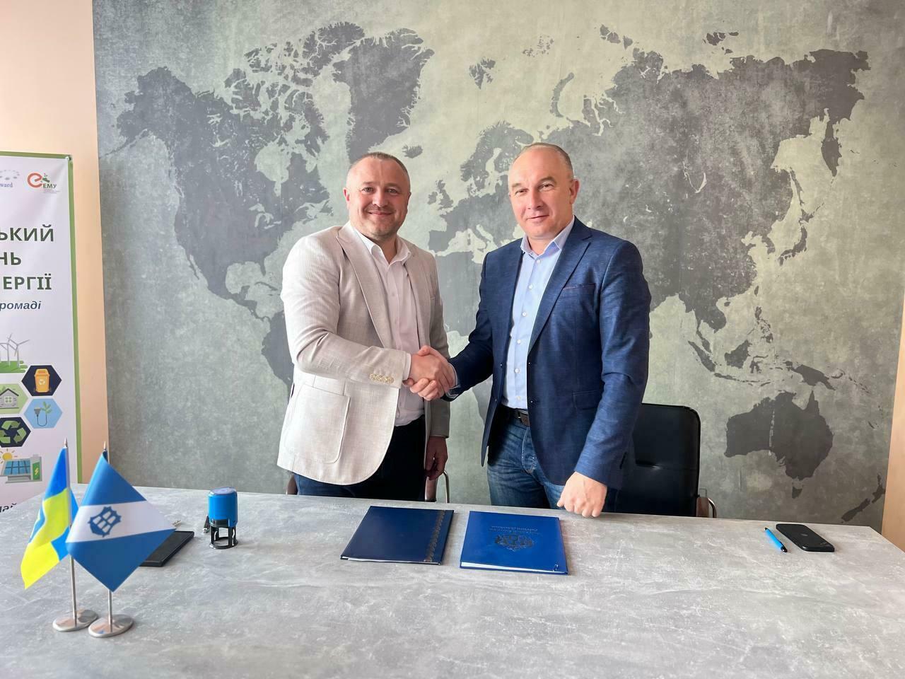 Юрій Бова (праворуч) та голова Долинської громади Івано-Франківської області Іван Дирів під час підписання у Львові меморандуму про співпрацю за проєктом «Пліч-о-Пліч: згуртовані громади»