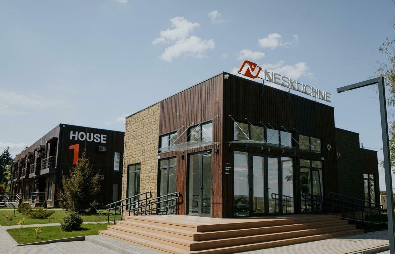 Приміщення колишньої спортивної бази у селі Нескучне, де тепер живуть переселенці