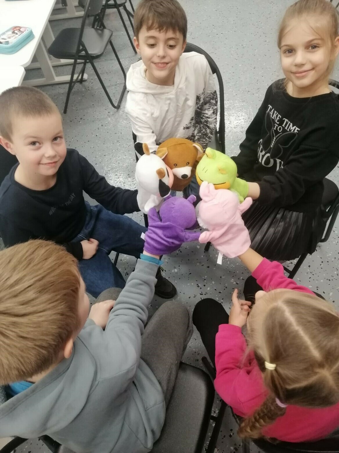 Учні й учениці молодших класів – в укритті Учні й учениці молодших класів – в укритті