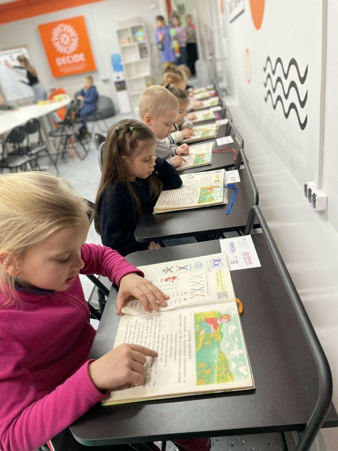 Учні й учениці молодших класів – в укритті Учні й учениці молодших класів – в укритті